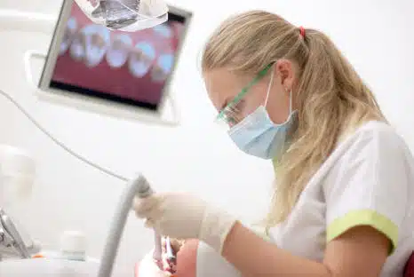 Zahnkorrektur Erwachsene - Zahnarzt - Kieferorthopäde Köln - Fair Doctors Zahnarzt in Köln, Essen - NRW