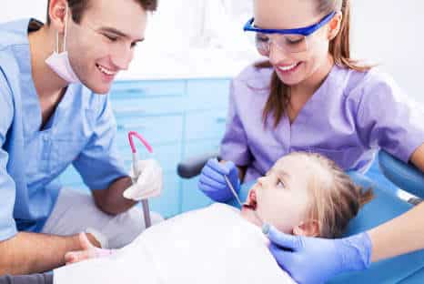 Zahnarztbesuch und Kontrolluntersuchung für Kind - Fair Doctors Zahnarztpraxis