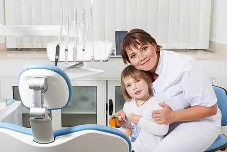 Erster Zahnarztbesuch Kind - Kontrolluntersuchung beim Zahnarzt