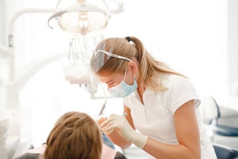 Ist Karies ansteckend oder Parodontitis, Kariesbehandlung beim Fair Doctors Zahnarzt