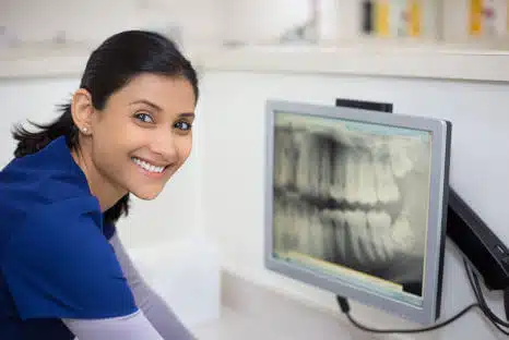 Parodontitis behandeln beim Zahnarzt - Symptome - Ist heilbar oder ansteckend?