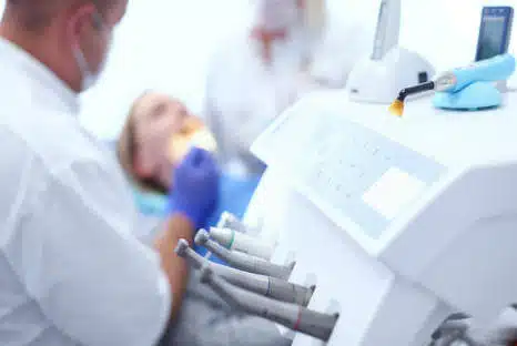 Weißer Fleck auf zahn, Zahnarztbehandlung beim Fair Doctors Zahnarzt