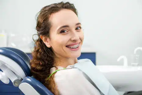 Zahnpflege, Zahnspange, professionelle Zahnreinigung beim Zahnarzt in NRW