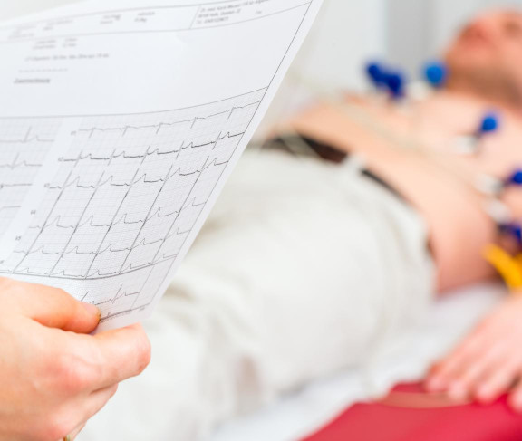 hausarzt-diagnostik-EKG-darstellung-des-herzschlags-fair-doctors-hausarztpraxen