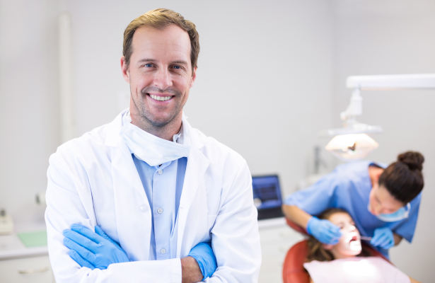 Zahnarzt, Zahnärztin-Schwerpunkt-auf-Kieferorthopädie